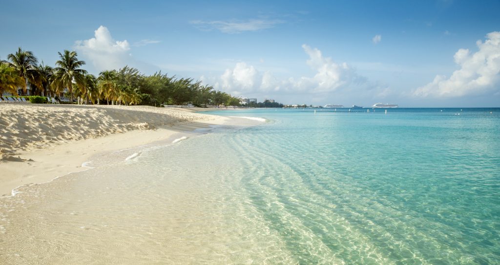 Seven Mile Beach on Grand Cayman island, Cayman Islands - Accent on Travel